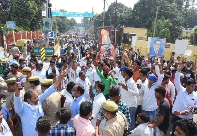 मुरादाबाद में हाथरस की बेटी को न्याय दिलाने सड़क पर उतरे लोग, कई जगह लगाया जाम, बाजार कराए बंद