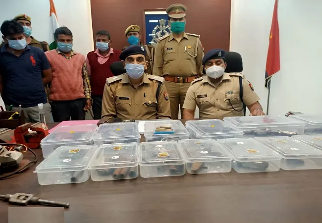 मुरादाबाद: स्कूल में चल रही अवैध शस्त्र फैक्ट्री पकड़ी, चार गिरफ्तार