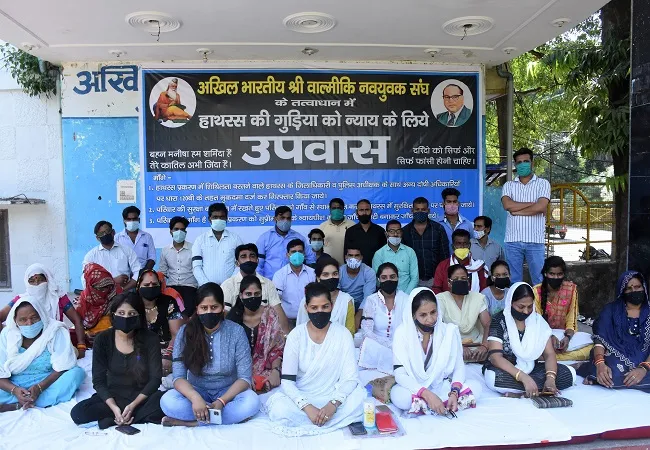 मुरादाबाद: हाथरस की बेटी को न्याय दिलाने उपवास पर बैठीं बेटियां