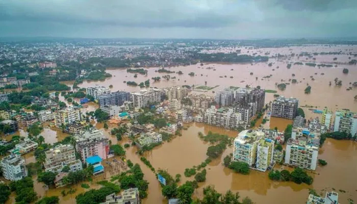 कर्नाटक के बाढ़ग्रस्त क्षेत्रों में मदद के लिए पहुंची सेना