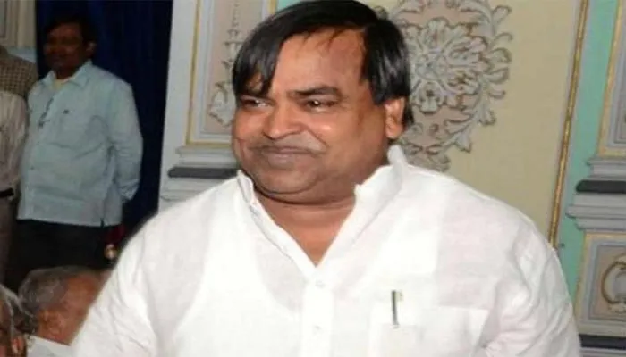 लखनऊ: पूर्व मंत्री गायत्री प्रजापति केजीएमयू से डिस्चार्ज, पुलिस ने भेजा जेल