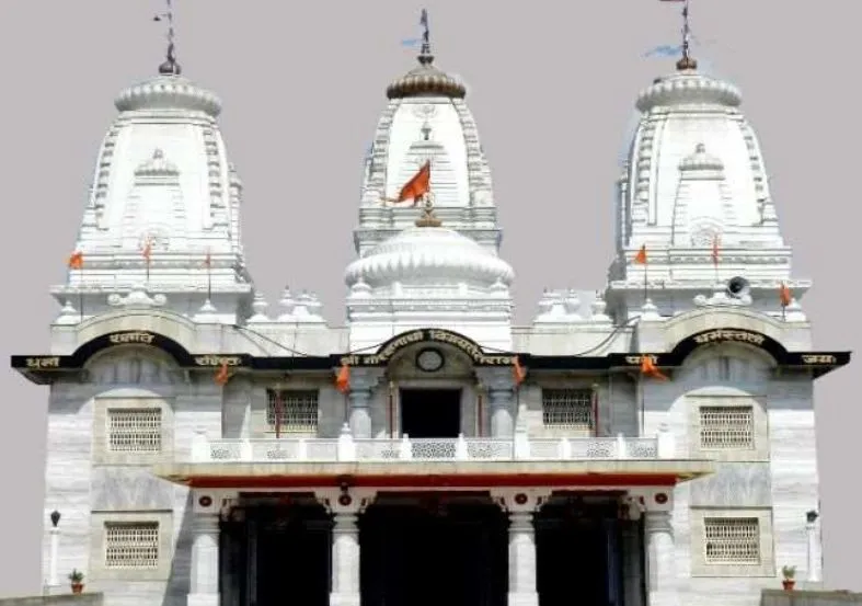 गोरखपुर: सीएम योगी से न्याय की आस में गोरखनाथ मंदिर पहुंची दुष्कर्म पीड़िता