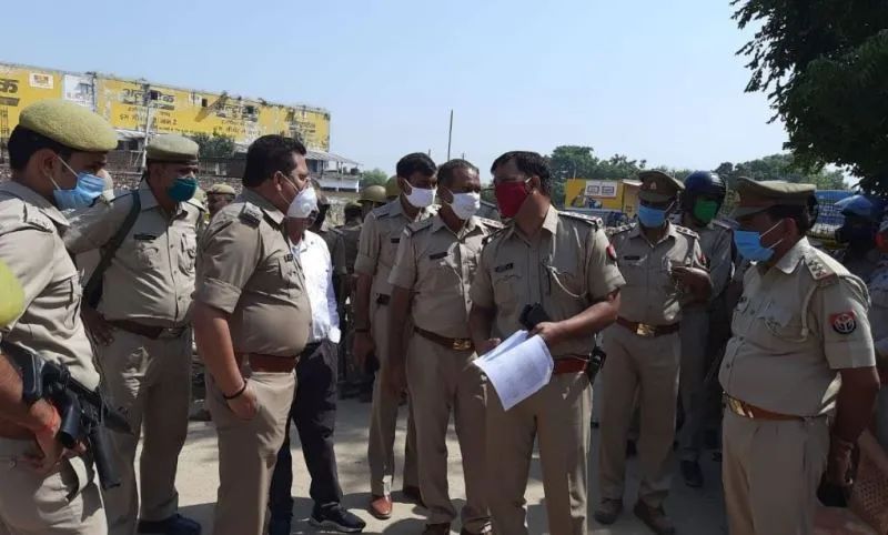 हाथरस: बुलगड़ी गांव में तैनात पुलिस बल पर भड़के एएसपी, कहा- फोर्स है तो दिखनी चाहिए