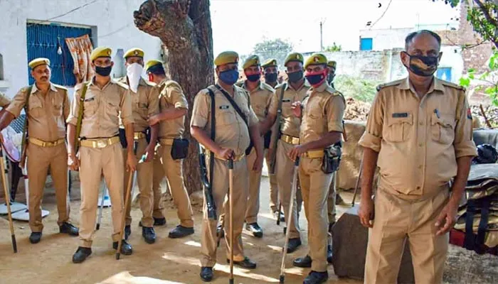 हाथरस पहुंची सीबीआई टीम, आरोपियों के परिजनों से की पूछताछ