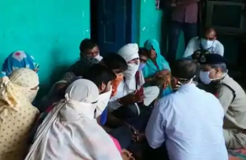 हाथरस में पीड़ित परिवार से मिले अपर मुख्य सचिव और डीजीपी, दिलाया न्याय का भरोसा