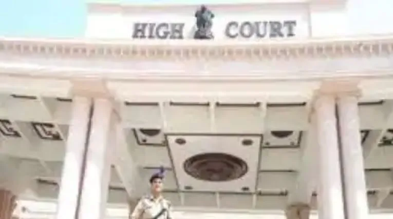 हाथरस केस: ‘एसपी को निलंबित किया तो डीएम को क्यों नहीं’
