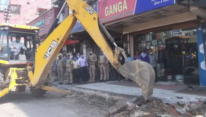 मुरादाबाद: जेसीबी ने कहीं तोड़ा तो कहीं छोड़ा अतिक्रमण