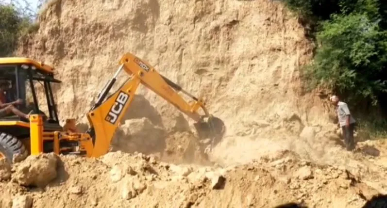 बांदा: जसपुरा में मिट्टी का टीला ढहने से दो सगे भाइयों की मौत