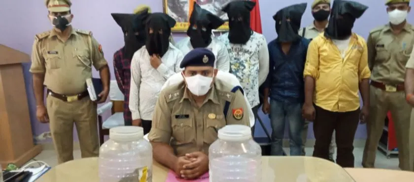 लखीमपुर खीरी: दो मुंहे 2 सांपों के साथ छह लोगों को पुलिस ने पकड़ा