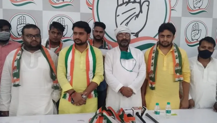 लखनऊ: छात्रनेता अनिल दुबे समेत सैकड़ों छात्रों ने थामा कांग्रेस का हाथ