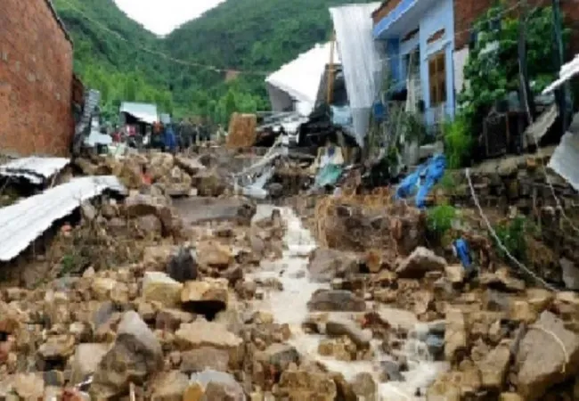 वियतनाम में भूस्खलन में आठ लोगों की मौत, 42 लापता