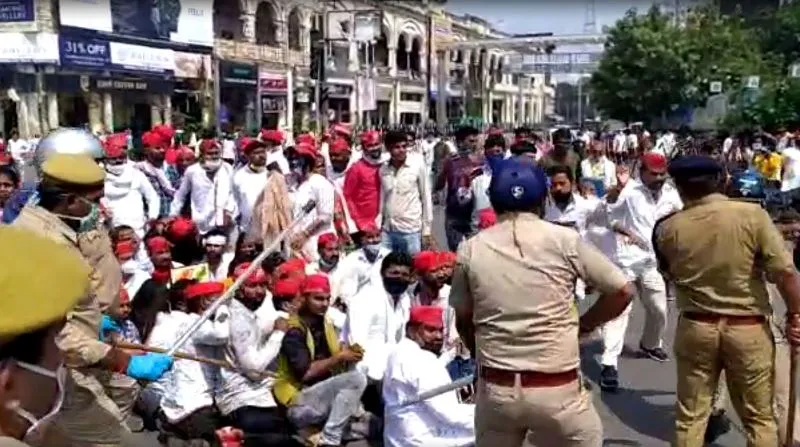 लखनऊ: हाथरस मामले को लेकर सपा का प्रदर्शन, पुलिस ने किया लाठी चार्ज