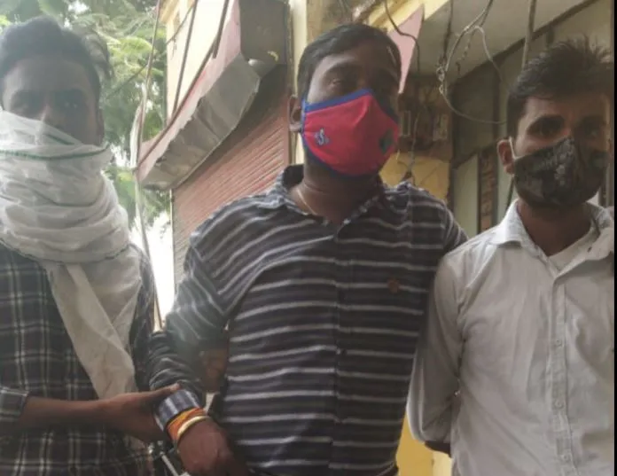 लखनऊ: चेकिंग के दौरान बिजली कर्मियों को लाठी डंडों से पीटा