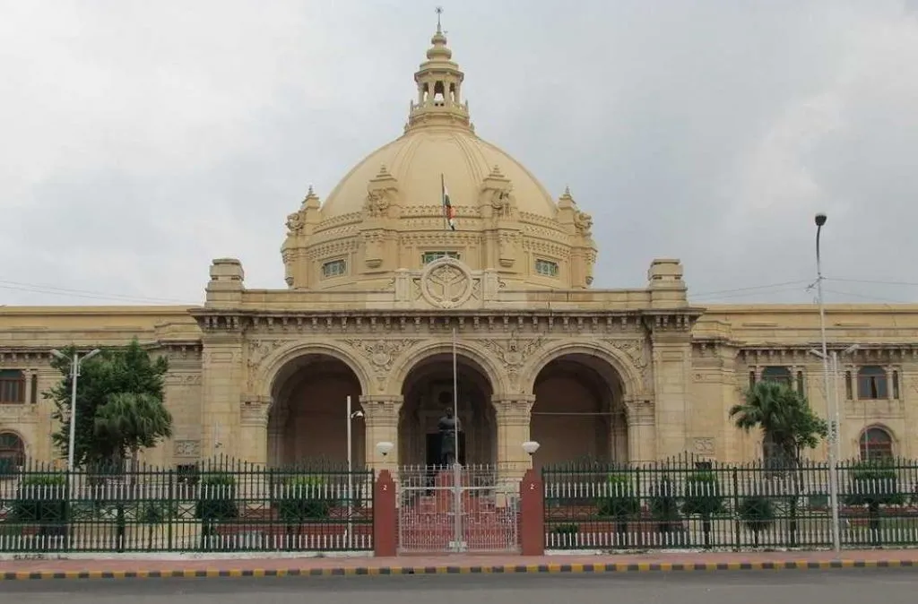 लखनऊ: विधानसभा के सामने शख्स ने की आत्मदाह की कोशिश, हालत गंभीर