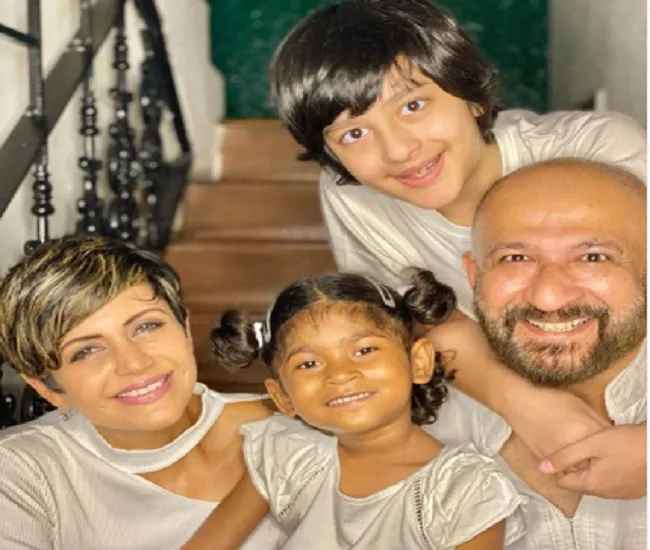 दूसरी बार मां बनीं मंदिरा बेदी, बच्ची को लिया गोद