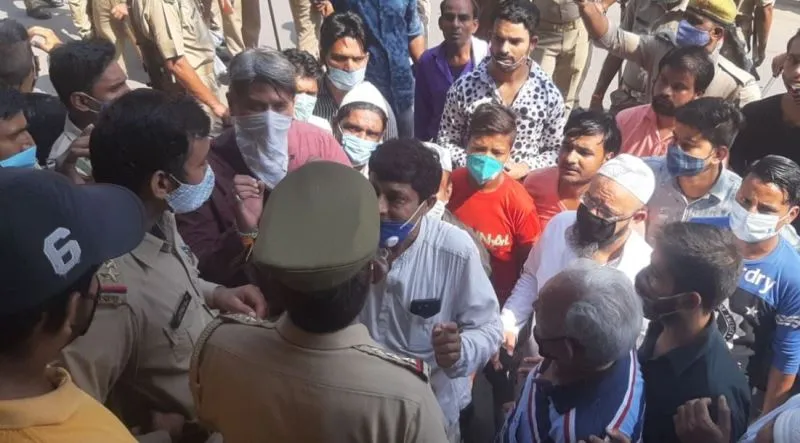 मुरादाबाद: नो पार्किंग पर खड़ी बाइकें पुलिस ने उठाईं, व्यापारियों ने छीनीं, हंगामा