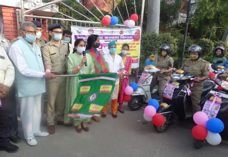 बरेली: मिशन शक्ति के प्रचार-प्रसार को स्कूटी लेकर निकलीं महिला कांस्टेबल