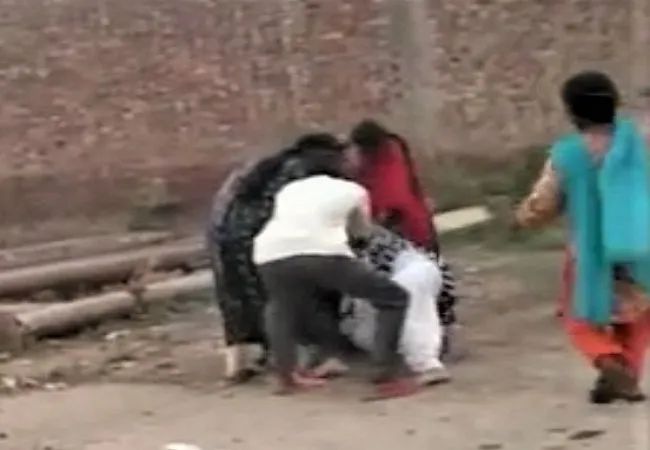 मुरादाबाद: छेड़छाड़ का विरोध करने पर बहनों को सड़क पर गिराकर पीटा
