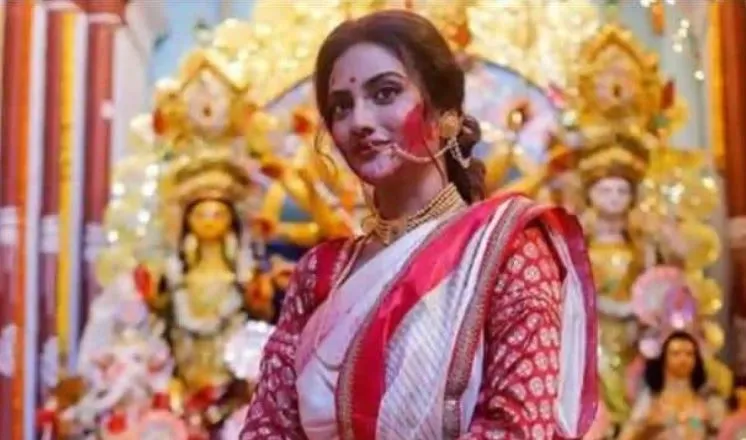 दुर्गा महाष्टमी पर तृणमूल सांसद नुसरत जहां ने ढाक की धुन पर किया नृत्य