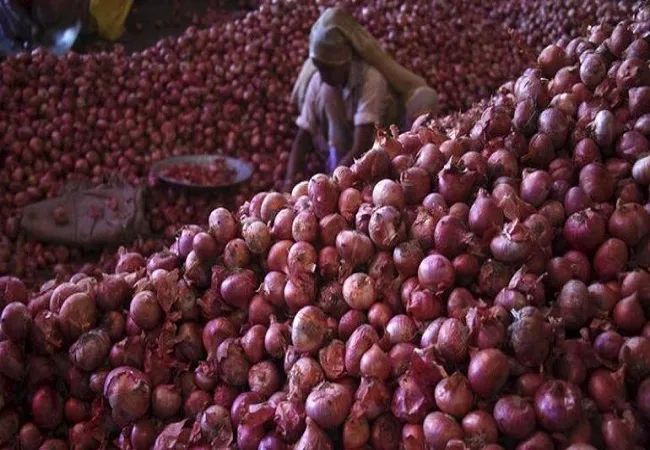प्याज निकाल रहा आंसू, नवरात्र में भी नहीं मिली महंगाई से राहत