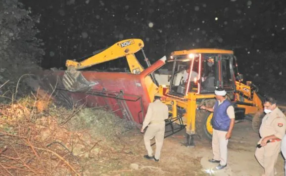 पीलीभीत: बस पिकअप की भीषण टक्कर में नौ की मौत, 32 घायल