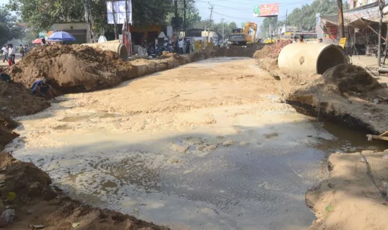 बरेली: पाइप फटा, 25 फीट गहरे गड्ढे में भरा पानी, 7 घंटे अटकी रहीं सांसें
