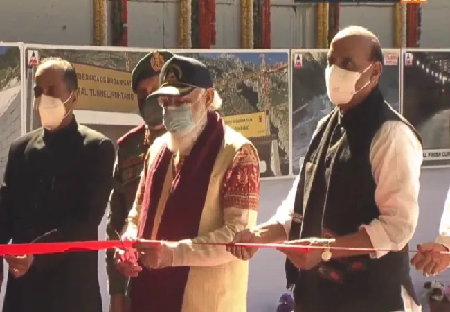 पीएम मोदी ने दुनिया की सबसे बड़ी राजमार्ग सुरंग अटल टनल का किया उद्घाटन