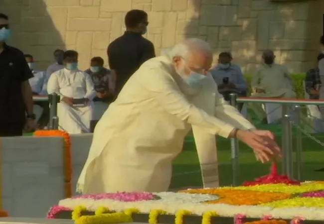 बापू की आज 151वीं जयंती: राजघाट पहुंचकर पीएम मोदी ने दी श्रद्धांजलि, शास्त्री जी को भी किया नमन