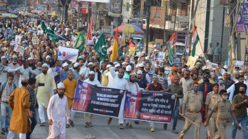 बरेली: फ्रांस सरकार के खिलाफ मुस्लिमों ने किया प्रदर्शन
