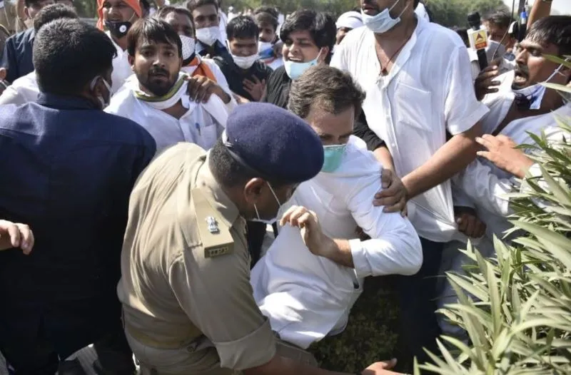 पैदल हाथरस जा रहे राहुल-प्रियंका हिरासत में लिए गए