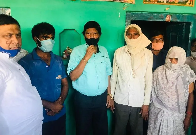 हाथरस: मृतका के परिजनों से मिले केंद्रीय मंत्री आठवले, पांच लाख मदद की घोषणा