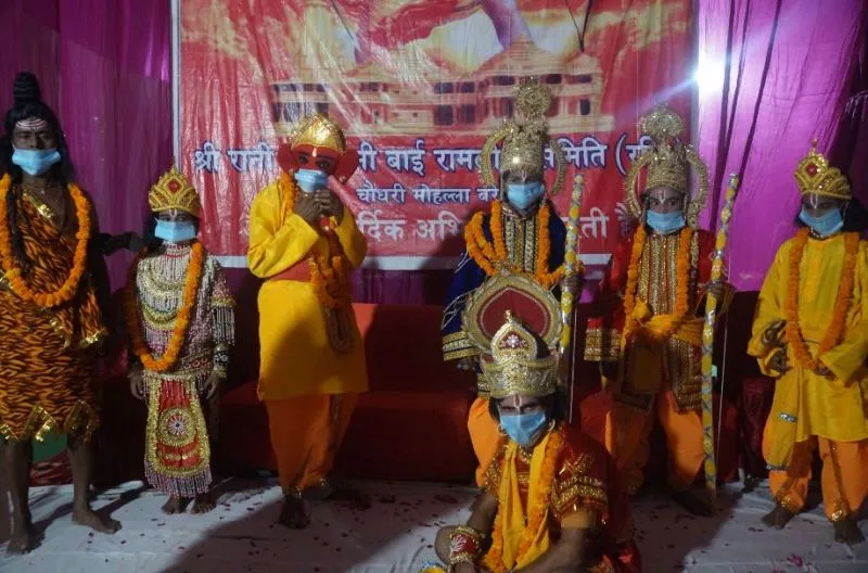 बरेली: मास्क पहनकर कलाकारों ने किया रामलीला का मंचन