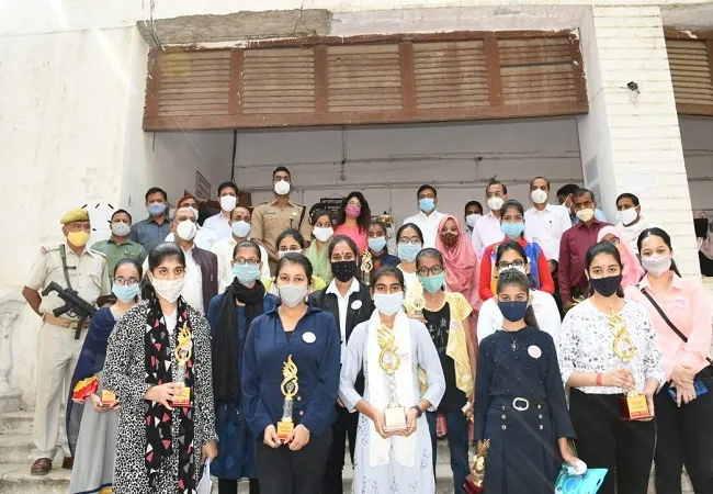 रामपुर: एक दिन के लिए बेटियों के हाथ में रही जिले की कमान