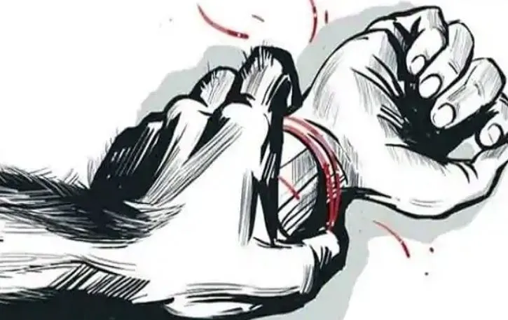 बलरामपुर: दुष्कर्म पीड़िता के परिजनों से मिले अधिकारी, सौंपा मुआवजा राशि का अनुबंध पत्र