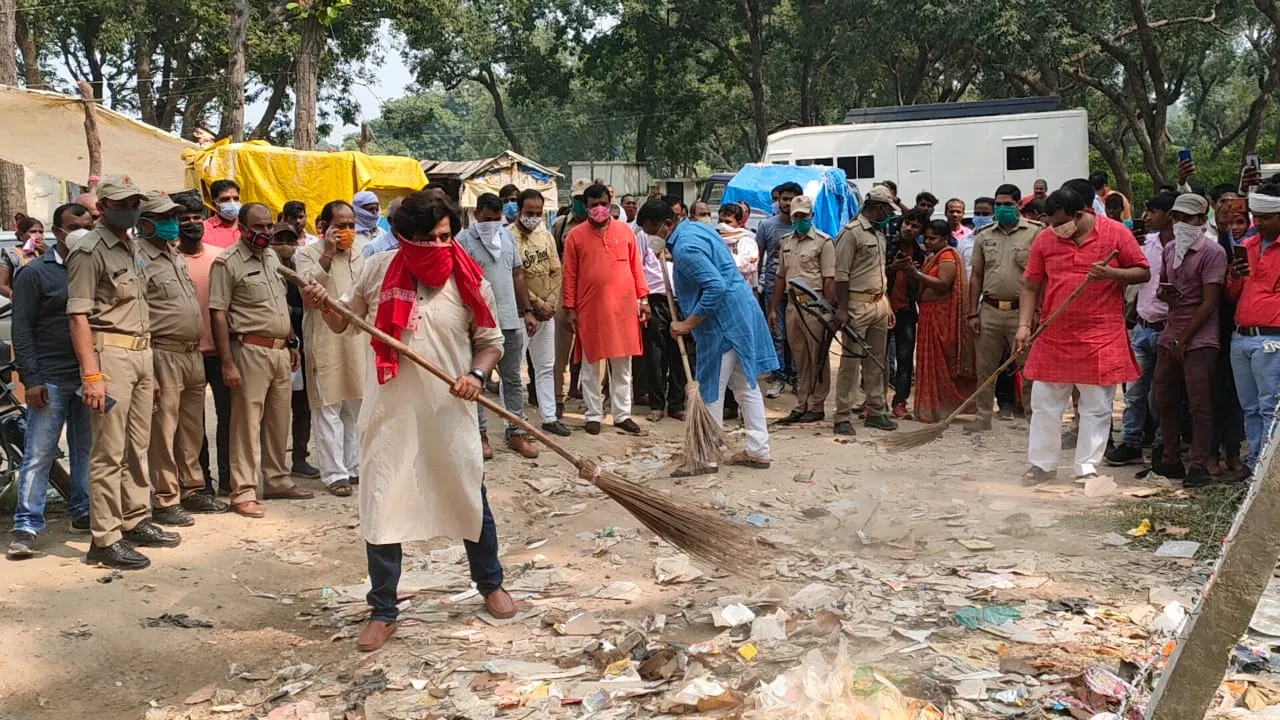गोरखपुर: शूटिंग के दौरान रवि किशन ने लगाई झाड़ू, कहा- न करें गंदगी और न होने दें