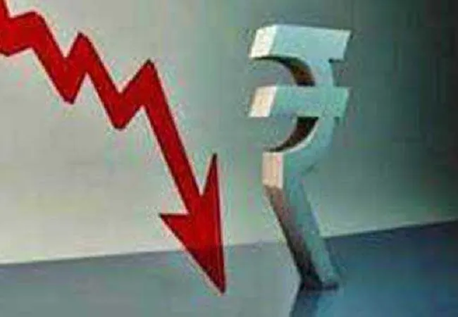 रुपया 12 पैसे की गिरावट के साथ 73.49 रुपये प्रति डॉलर पर