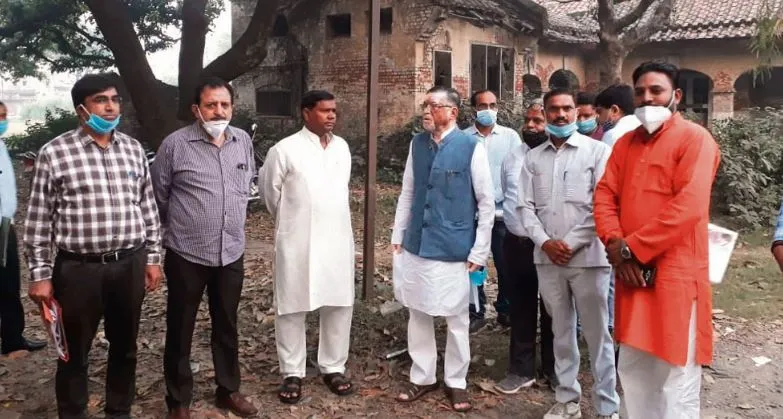 बरेली: 100 बेड अस्पताल के निर्माण को लेकर संतोष गंगवार ने किया निरीक्षण