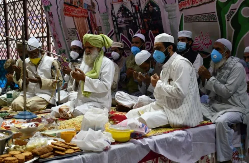 बरेली: सादगी से अदा की गई शराफत मियां के कुल की रस्म