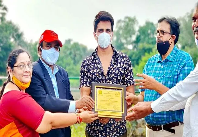 सोनू सूद को ग्रामोदय बंधु मित्र अवार्ड का मिला सम्मान