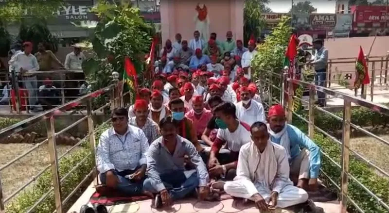 शाहजहांपुर: सपा ने प्रदेश सरकार के विरोध में किया मौन सत्याग्रह