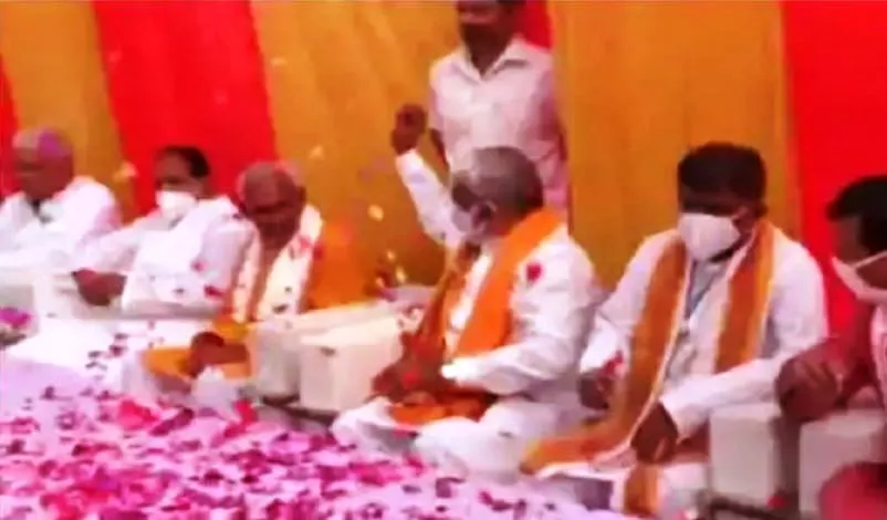 बलिया: उप्र भाजपा अध्यक्ष विधायक सुरेंद्र सिंह पर फूल बरसाते हुए कैमरे में कैद