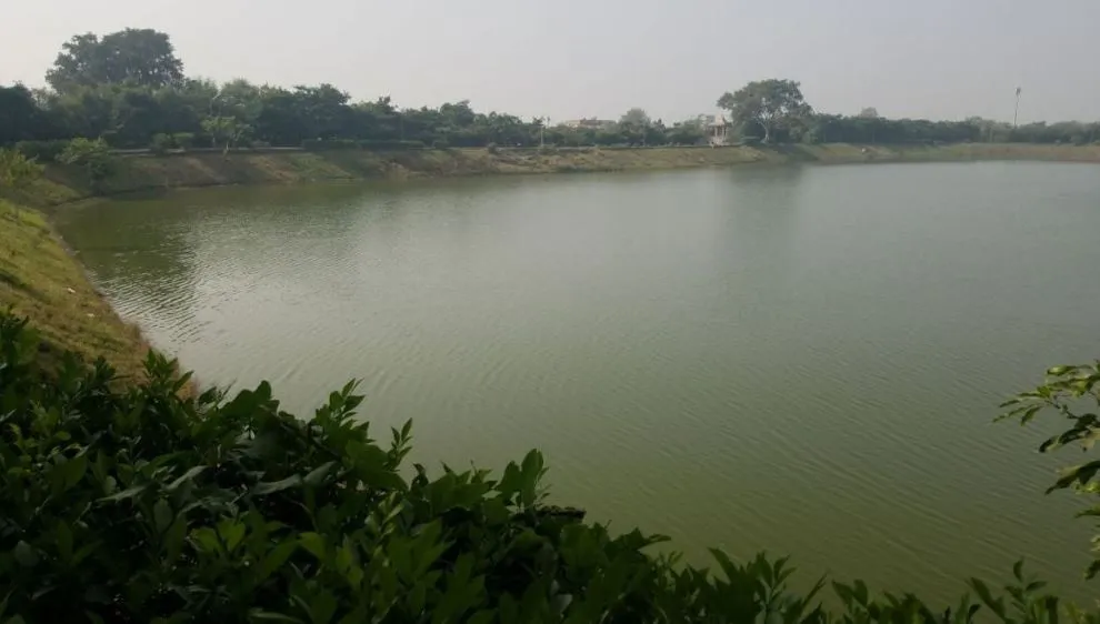 बरेली: फरीदपुर में 0.329 हेक्टेयर में फैले तालाब की भूमि का सौदा