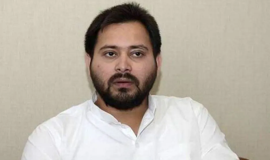 चुनावी रैली के दौरान तेजस्वी यादव पर फेंकी गई चप्पल