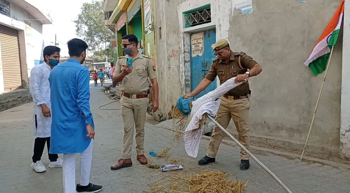 शाहजहांपुर: तिलहर में फ्रांस के राष्ट्रपति का पुतला फूंकने का प्रयास