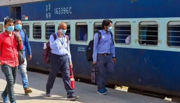 यात्रीगण कृपया ध्यान दें… ट्रेन में यात्रा से पहले जरूर पढ़ें यह खबर, नहीं तो हो सकती है जेल!