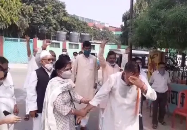 मुरादाबाद: गांधी जयंती पर प्रार्थना सभा को लेकर सपाइयों और कांग्रेसियों में टकराव, विनोद गुम्बर ने की आत्मदाह की कोशिश