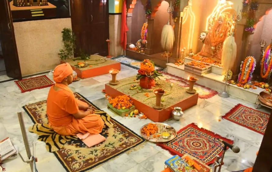 गोरखपुर: मुख्यमंत्री योगी ने गोरखनाथ मन्दिर में की कलश की स्थापना