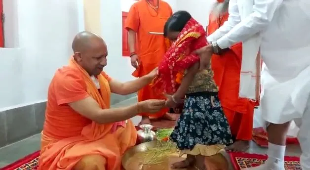 मुख्यमंत्री योगी ने गोरखनाथ मंदिर में कन्याओं को कराया भाेजन