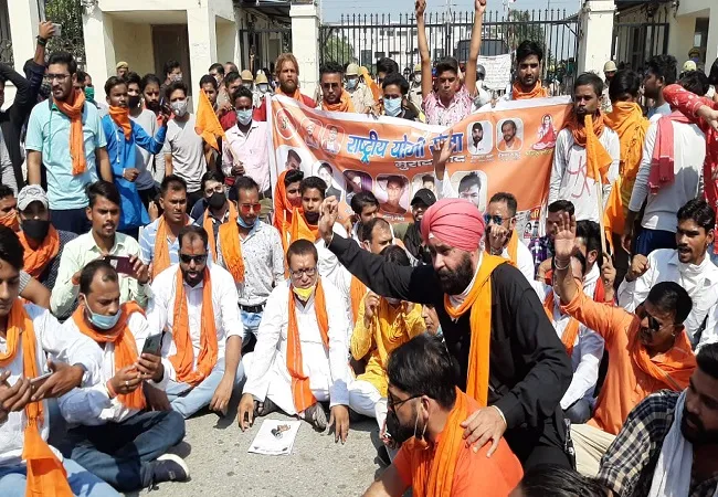 मुरादाबाद: टीएमयू कोविड हॉस्पिटल के खिलाफ राष्ट्रीय योगी सेना का प्रदर्शन