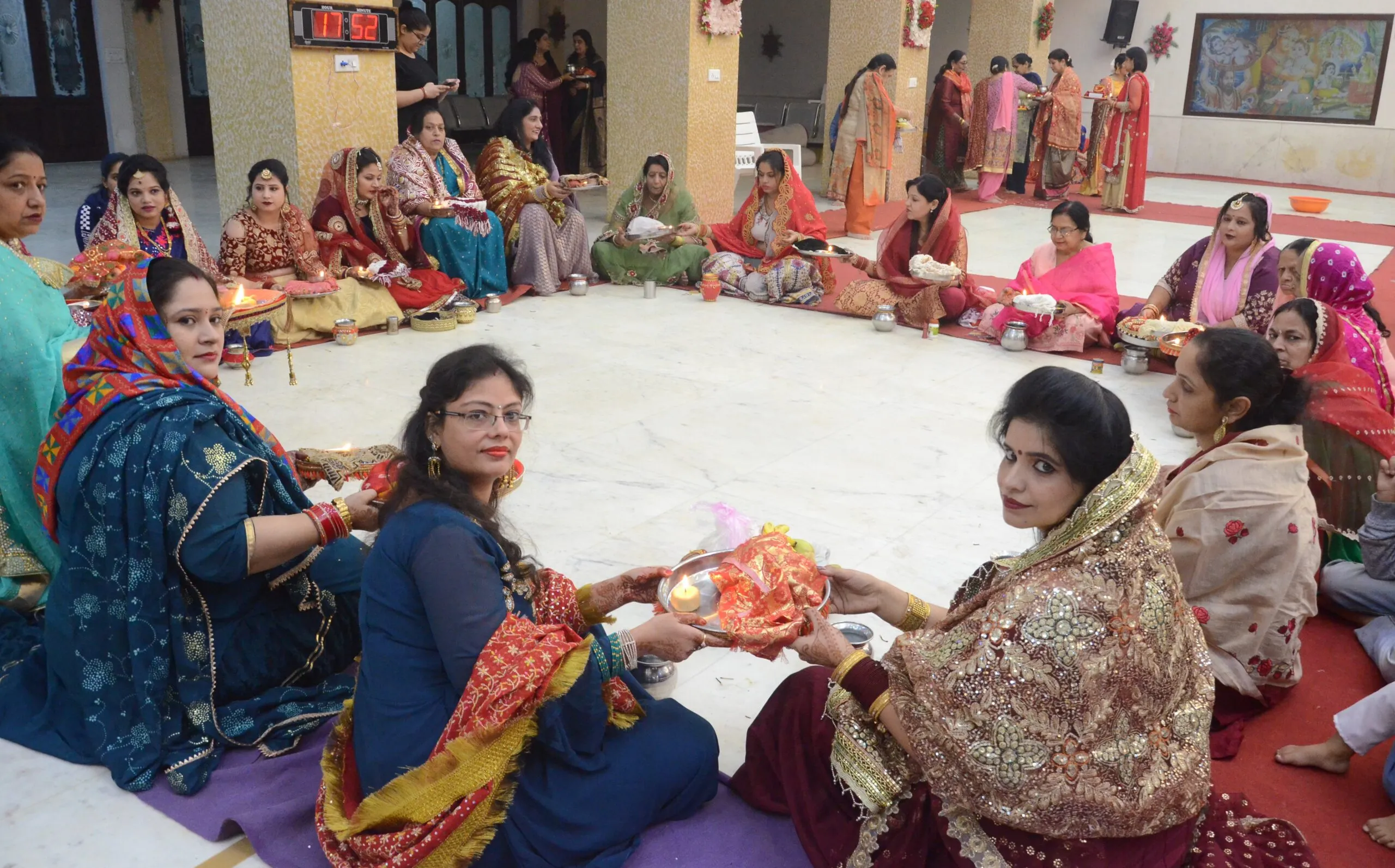 बरेली: चंद्र देव को अर्घ्य देकर पूरा किया करवा चौथ व्रत